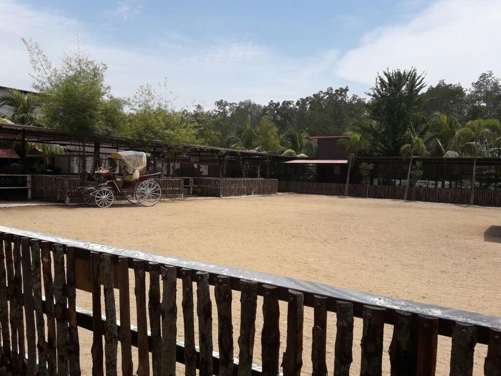 Hotel Hs Farm Waterpark Muar Exterior foto